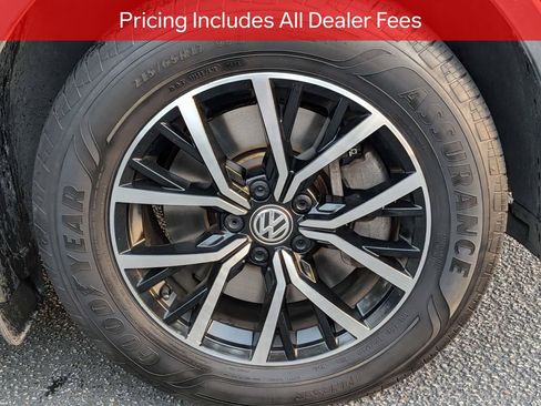 Used 2021 Volkswagen Tiguan SE w/ Panoramic Sunroof Package FWD image 11