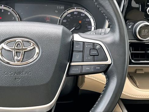 Used 2023 Toyota Highlander XLE FWD image 25