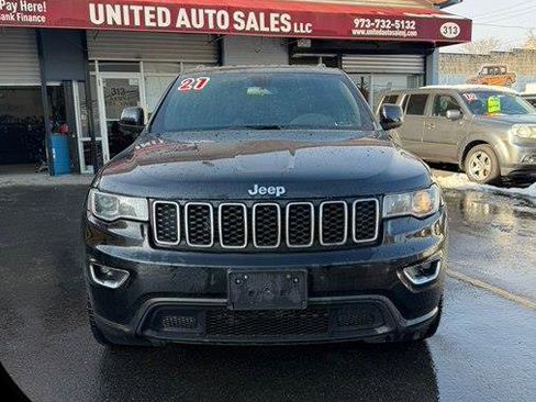 Used 2021 Jeep Grand Cherokee Laredo image 2