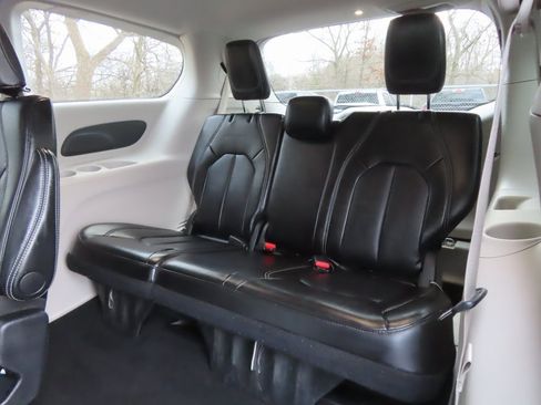 Certified 2024 Chrysler Pacifica Touring-L image 22