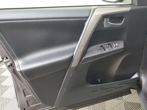 Used 2018 Toyota RAV4 XLE AWD/4WD image 16