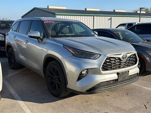 Used 2023 Toyota Highlander LE image 3