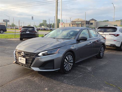 Used 2024 Nissan Altima 2.5 SV FWD image 3