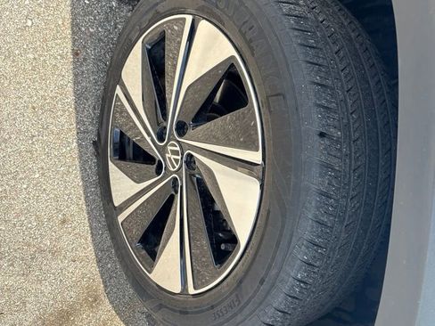 Used 2023 Volkswagen Taos SE AWD/4WD image 13