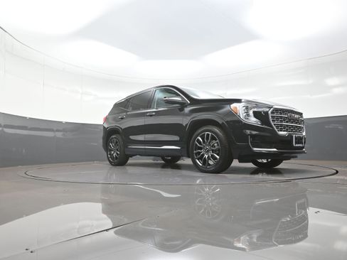 Used 2023 GMC Terrain Denali w/ Black Diamond Edition image 9
