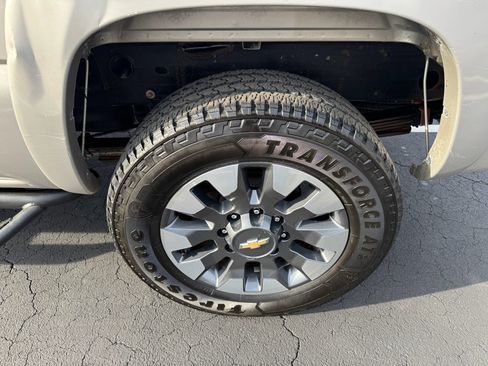 Used 2006 Chevrolet Silverado 2500 LT w/ Heavy-Duty Power Package image 12