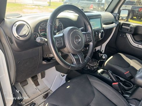 Used 2016 Jeep Wrangler Unlimited Sahara w/ Connectivity Group AWD/4WD image 7