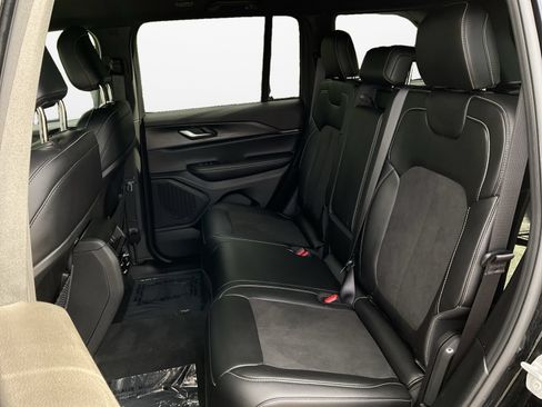 Used 2025 Jeep Grand Cherokee Altitude AWD/4WD image 13