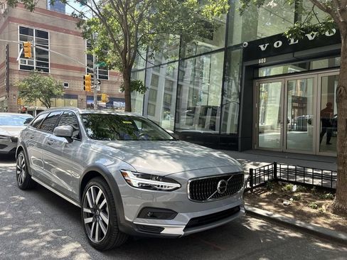 Certified 2025 Volvo V90 B6 Cross Country Ultra AWD/4WD image 1