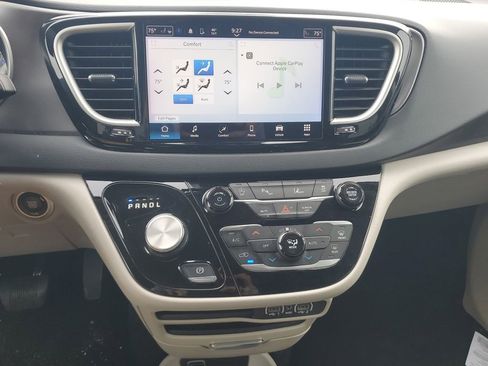 Used 2023 Chrysler Pacifica Touring-L image 22