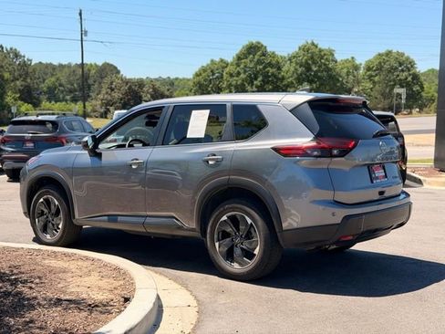 Used 2024 Nissan Rogue SV AWD/4WD image 9