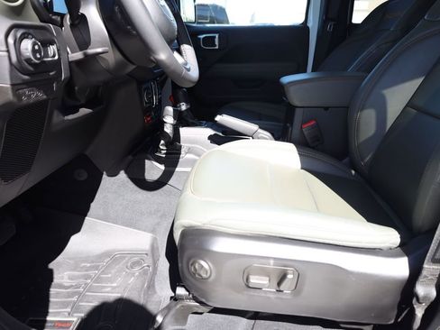 Used 2025 Jeep Gladiator Mojave w/ Convenience Group AWD/4WD image 10