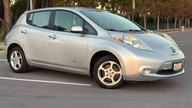 Used 2015 Nissan Leaf SV w/ Premium Package FWD image 3