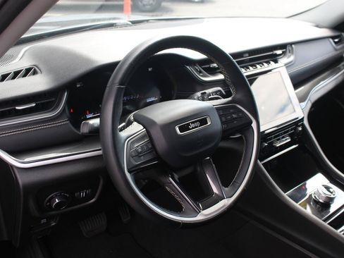Used 2022 Jeep Grand Cherokee L Laredo w/ Luxury Tech Group I AWD/4WD image 16