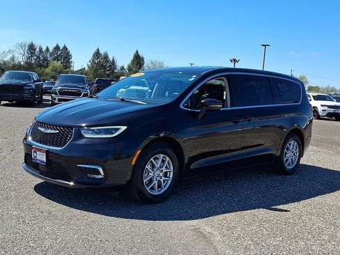 Used 2024 Chrysler Pacifica Touring-L FWD image 6
