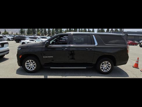 Used 2024 Chevrolet Suburban LT RWD image 9