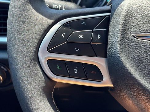 Used 2026 Chrysler Pacifica Limited FWD image 18
