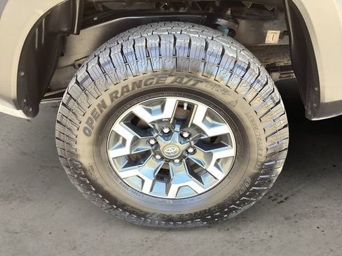 Used 2017 Toyota Tacoma TRD Off-Road AWD/4WD image 9