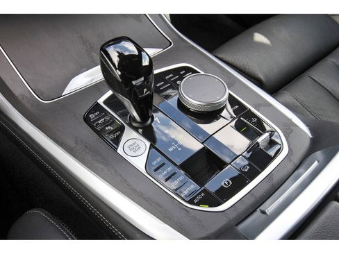 Used 2022 BMW X7 M50i w/ Dynamic Handling Package image 30