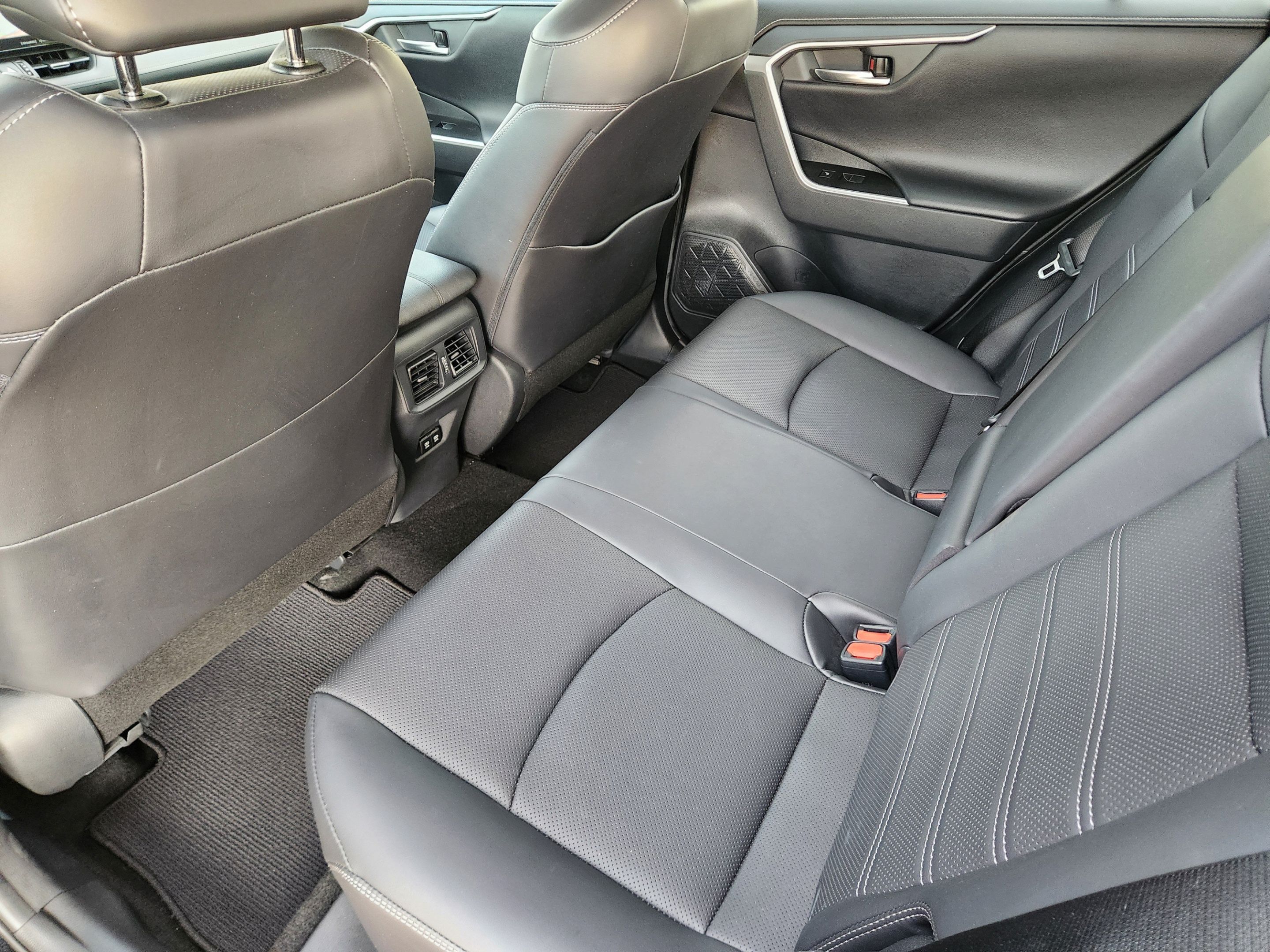 Used 2019 Toyota RAV4 Limited w/ Cold Weather Package FWD image 26