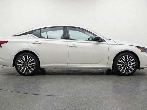 Used 2025 Nissan Altima 2.5 SV FWD image 11