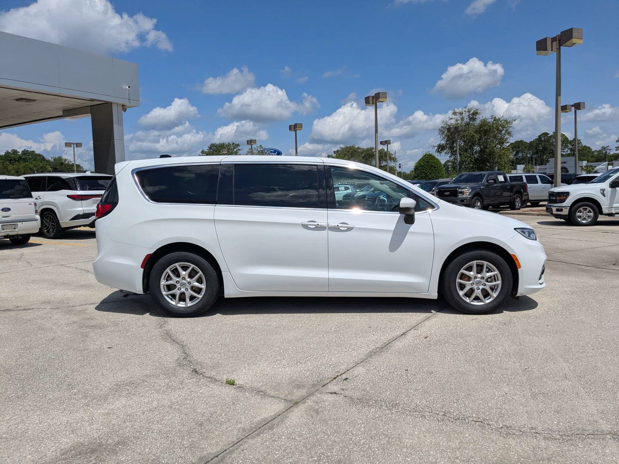 Used 2023 Chrysler Pacifica Touring-L FWD image 3