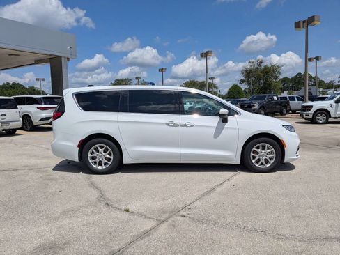Used 2023 Chrysler Pacifica Touring-L FWD image 3