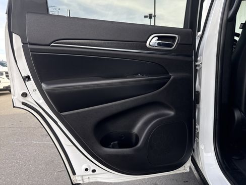 Used 2018 Jeep Grand Cherokee Limited image 24