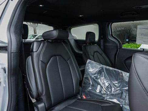 New 2026 Chrysler Pacifica Select image 18