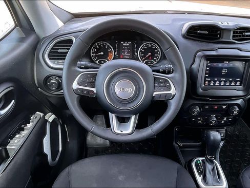 Used 2018 Jeep Renegade Latitude FWD image 6