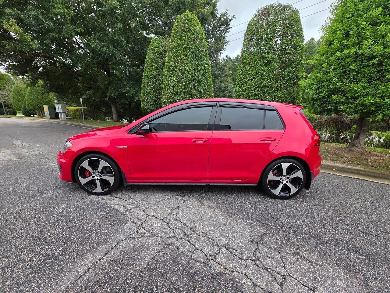 Used 2017 Volkswagen GTI SE FWD image 2