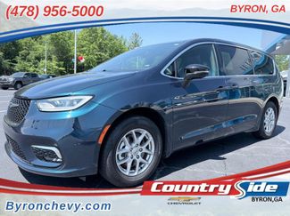 Used 2025 Chrysler Pacifica Select FWD video 1