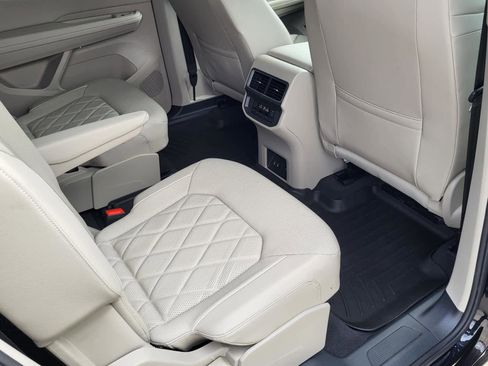 Used 2024 Volkswagen Atlas SEL Premium R-Line image 11