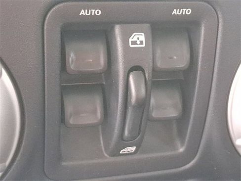 Used 2018 Jeep Wrangler Unlimited Sahara w/ Connectivity Group image 26