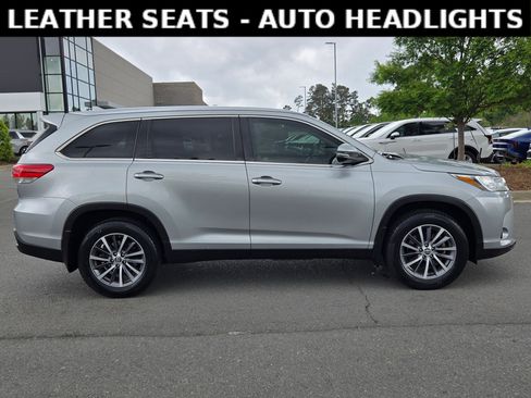 Used 2019 Toyota Highlander XLE FWD image 8