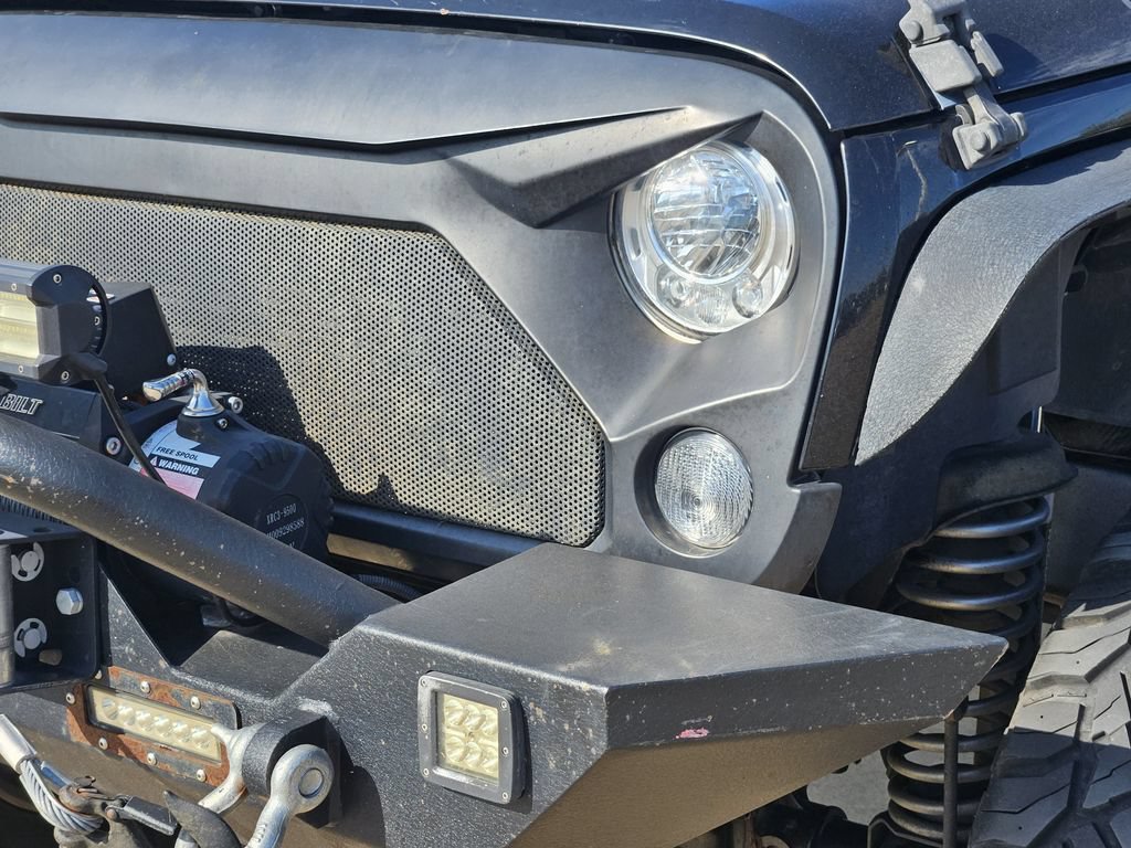 Used 2018 Jeep Wrangler Unlimited Sahara w/ Max Tow Package AWD/4WD image 9