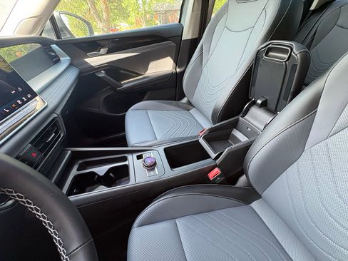 Used 2025 Volkswagen Tiguan SE w/ Panoramic Sunroof Package AWD/4WD image 35