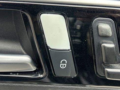 Used 2017 INFINITI QX30 Premium w/ Technology Package image 39