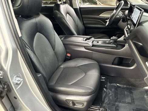 Used 2025 Toyota Grand Highlander AWD image 32