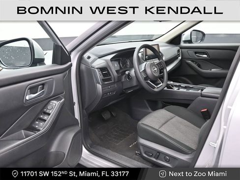 Used 2024 Nissan Rogue SV image 10