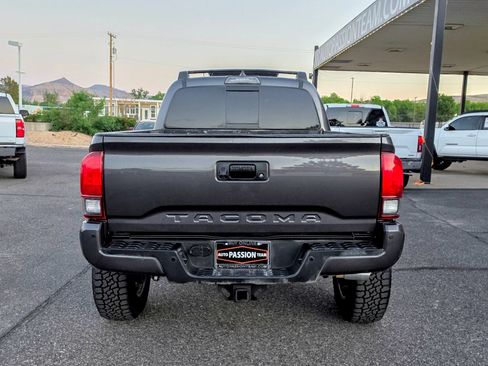 Used 2018 Toyota Tacoma TRD Off-Road w/ Technology Package AWD/4WD image 4