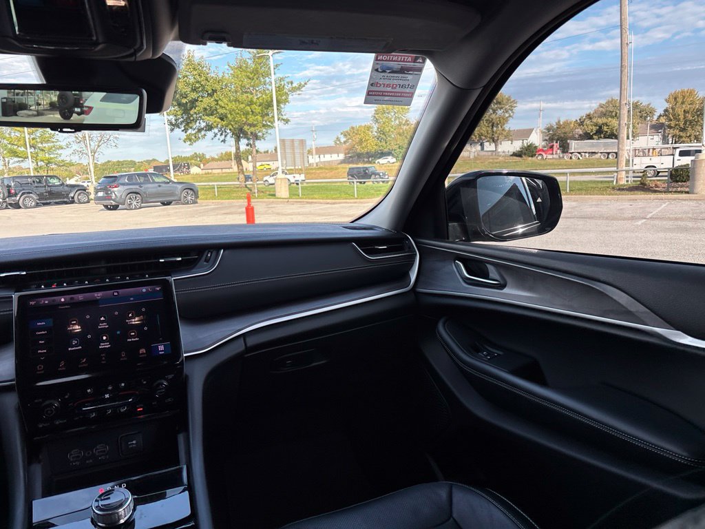 Used 2023 Jeep Grand Cherokee Limited w/ Luxury Tech Group II RWD image 24