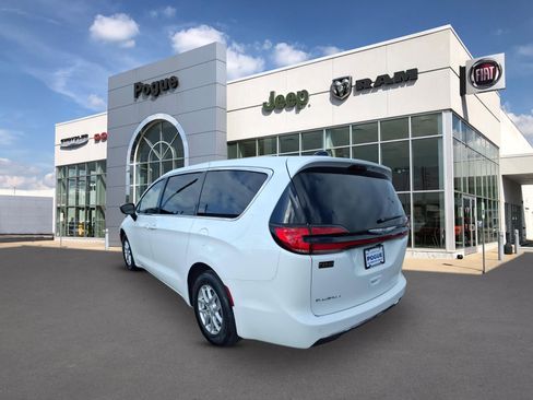 New 2026 Chrysler Pacifica Select image 3