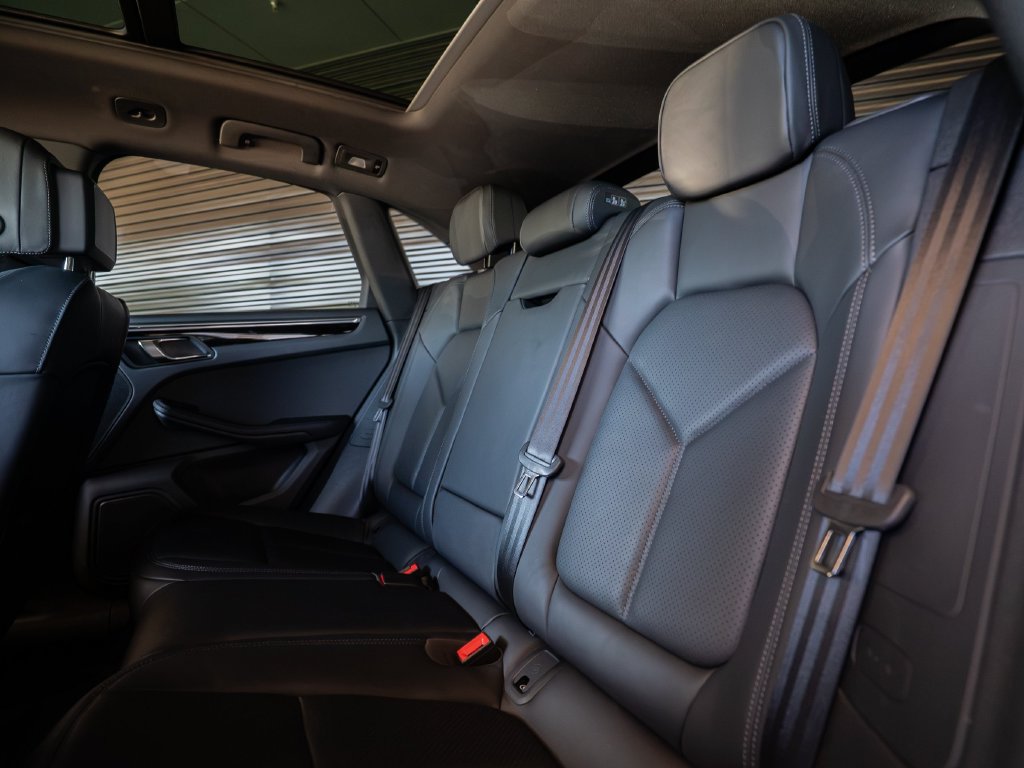 Certified 2023 Porsche Macan AWD/4WD image 26