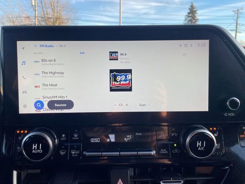 Used 2023 Toyota Highlander Limited image 16