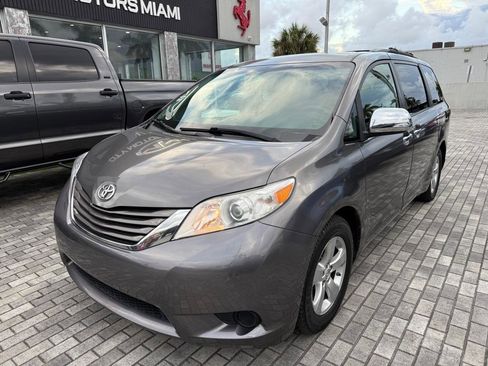 Used 2017 Toyota Sienna LE image 3