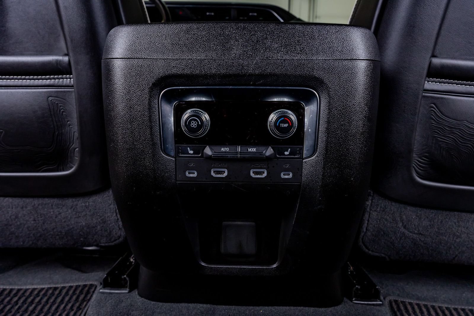 Used 2024 GMC Yukon Denali Ultimate AWD/4WD image 33