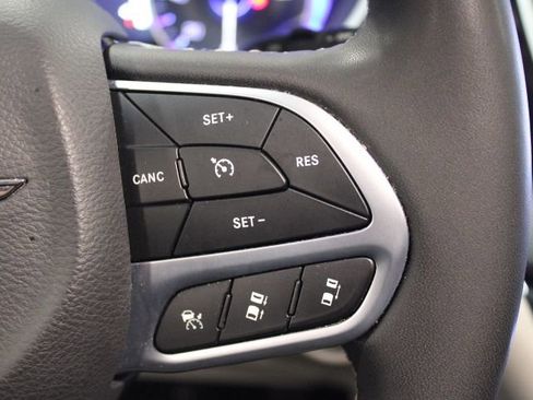 Used 2023 Chrysler Pacifica Touring-L image 32