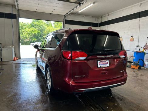 Used 2020 Chrysler Pacifica Limited FWD image 4