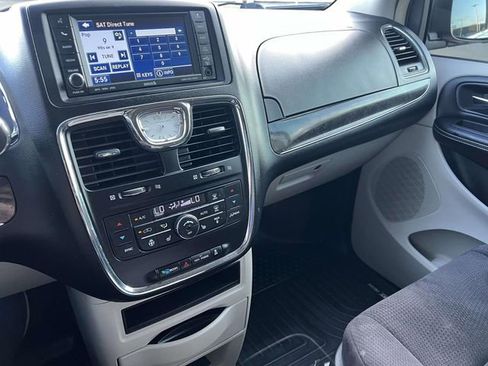 Used 2011 Chrysler Town & Country Touring w/ Driver Convenience Group image 30